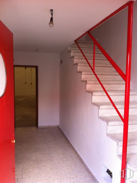 Industrial for rent at Calle Grecia, 28, Alcalá de Henares, Madrid, 28802 with property, fixture, interior design, orange, wood, building, architecture, paint, floor and flooring around