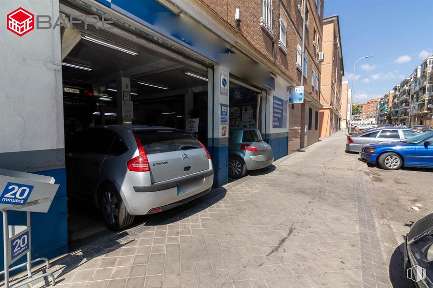 Nave en venta en Calle Juan Pascual de Mena, La Latina, Madrid, 28011 con coche, neumático, rueda, edificio, luz de estacionamiento, matrícula del vehículo, vehículo, luces traseras y de freno, iluminación del automóvil y vehículo de motor alrededor