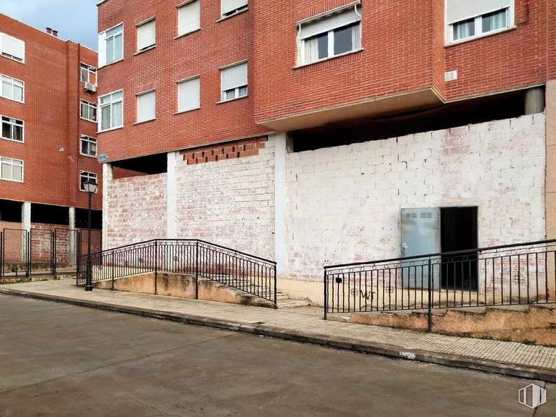 Local en venta en Avenida Salinera, Guadalajara, 19005 con ventana, edificio, propiedad, superficie de la carretera, valla, diseño urbano, madera, zona residencial, rectángulo y barrio alrededor