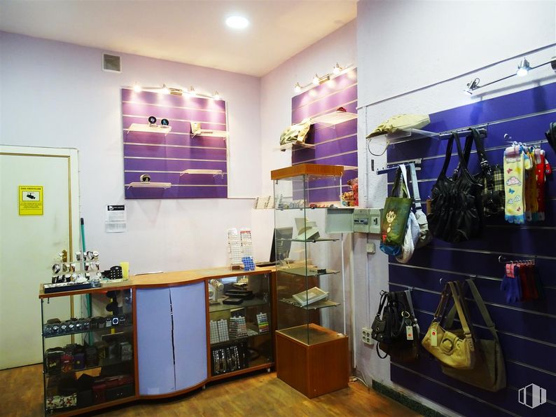 Local en alquiler en Zona Reyes Católicos, Alcalá de Henares, Madrid, 28801 con equipaje y bolsos, bolsa, bolso, ebanistería, edificio, morado, interiorismo, suelo, estantería y estante alrededor