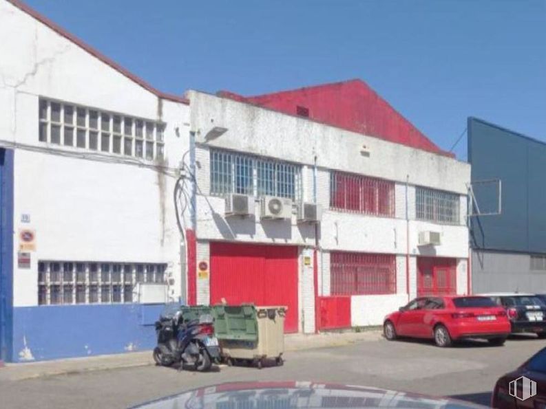 Industrial for sale at Calle Navalcán, 21, Talavera de la Reina, Toledo, 45600 with car, window, motorcycle, automotive parking light, family car, parking, automotive tail & brake light, subcompact car, mid-size car and city car around