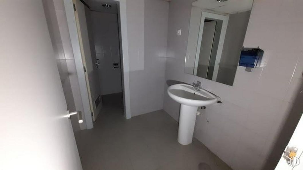 Retail for sale at Calle Infanta Mercedes, Tetuán, Madrid, 28020 with sink, mirror, tap, plumbing fixture, bathroom sink, bathroom, building, fluid, fixture and floor around