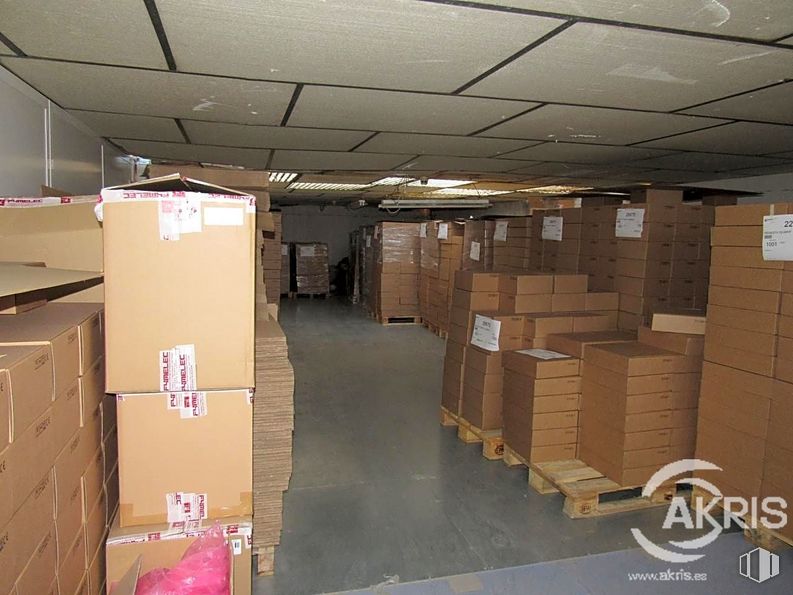 Industrial for sale at Calle Río Torviscal, Toledo, 45007 with packaged goods, shipping box, wood, building, flooring, floor, packing materials, hardwood, carton and shelving around