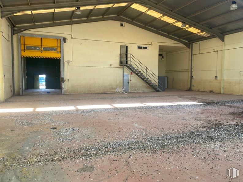 Industrial for sale at Polígono Santa Bárbara, Toledo, 45006 with floor, concrete, building material, shade, daylighting, shed, plaster and garage around