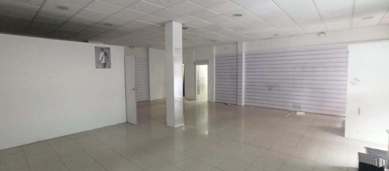 Retail for sale & for rent at Calle Potosí, Toledo, 45004 with flooring, floor, ceiling, interior design, door, tile flooring, transparency, glass, hall and building material around