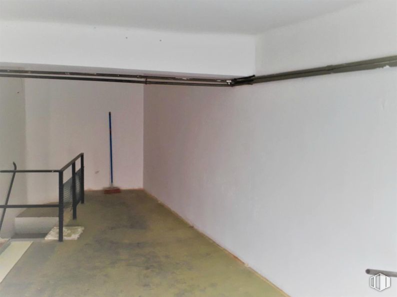 Retail for rent at Calle Alfonso de Montalvo, Ávila, 05001 with flooring, floor, ceiling, basement, building material, plaster, hall and daylighting around