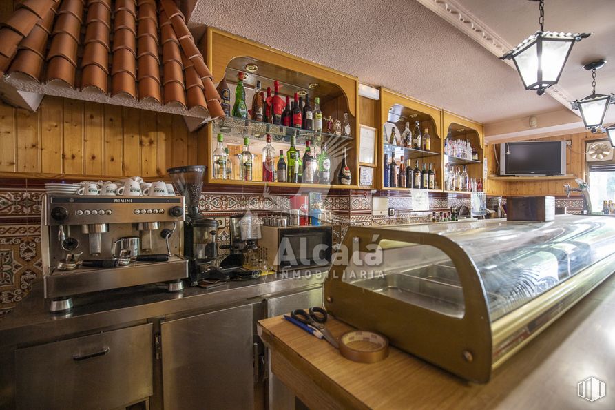 Retail for sale at Zona del Val, Alcalá de Henares, Madrid, 28804 with expresso machine, coffeemaker, lighting, light fixture, building, bottle, barware, interior design, wood and drinking establishment around