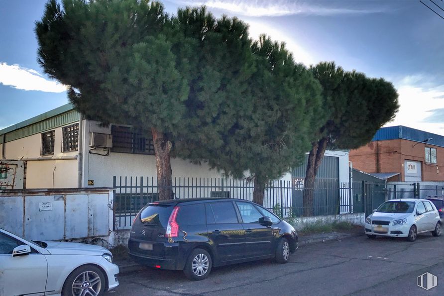 Nave en alquiler en Avenida Luz, 14, Paracuellos de Jarama, Madrid, 28860 con coche, rueda, neumático, luz de estacionamiento automotriz, vehículo terrestre, nube, vehículo, cielo, planta y iluminación automotriz alrededor