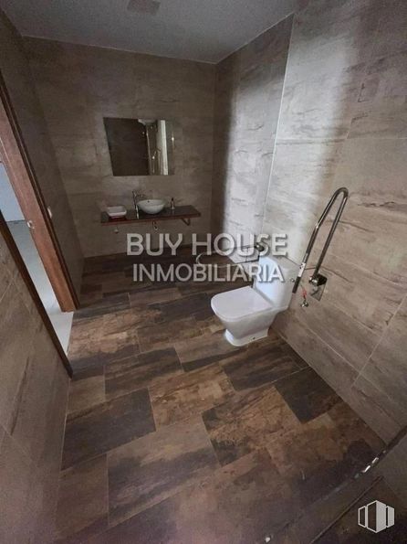 Office for rent at Zona centro, Illescas, Toledo, 45200 with toilet, property, building, plumbing fixture, wood, interior design, tile flooring, tap, bathroom and architecture around