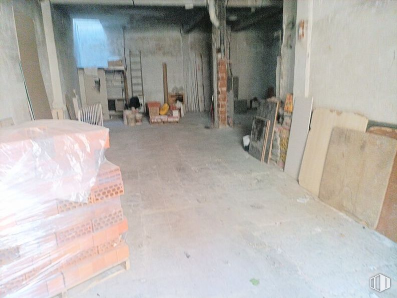 Industrial for rent at Calle Alcaudón, Carabanchel, Madrid, 28019 with packaged goods, building, floor, flooring, wood, composite material, gas, fixture, building material and concrete around