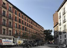 Retail for rent at Calle Conde de Romanones, 5, Centro, Madrid, 28012 with building, sky, wheel, tire, window, property, infrastructure, vehicle, cloud and urban design around