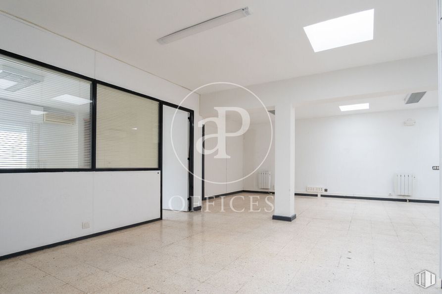 Oficina en venta en Zona Tetuán, Tetuán, Madrid, 28020 con lámpara, persiana de la ventana, alumbrado, edificio, hall, interiorismo, accesorio, ventana, suelo y pared alrededor