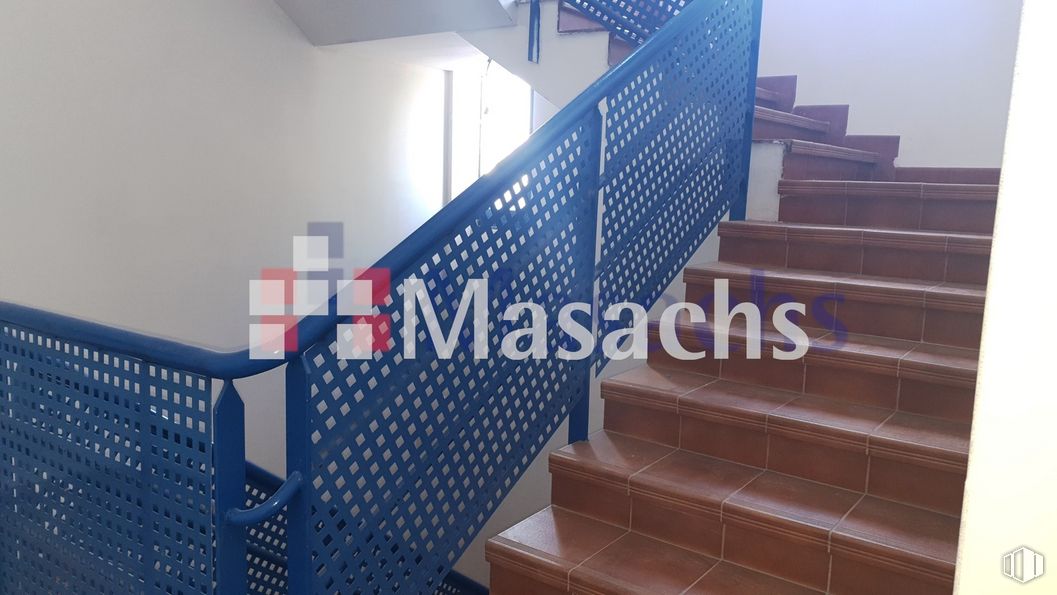 Industrial for sale at Zona industrial Sur Occidental, Móstoles, Madrid, 28938 with property, blue, building, stairs, interior design, wood, floor, flooring, condominium and facade around