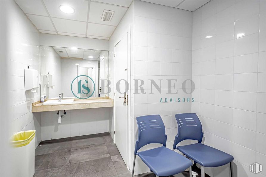 Oficina en venta en Calle Robledillo, 9, Chamberí, Madrid, 28003 con silla, espejo, fregadero, accesorios de fontanería, accesorio, suelo, suelos, grifo, cuarto de baño y edificio alrededor