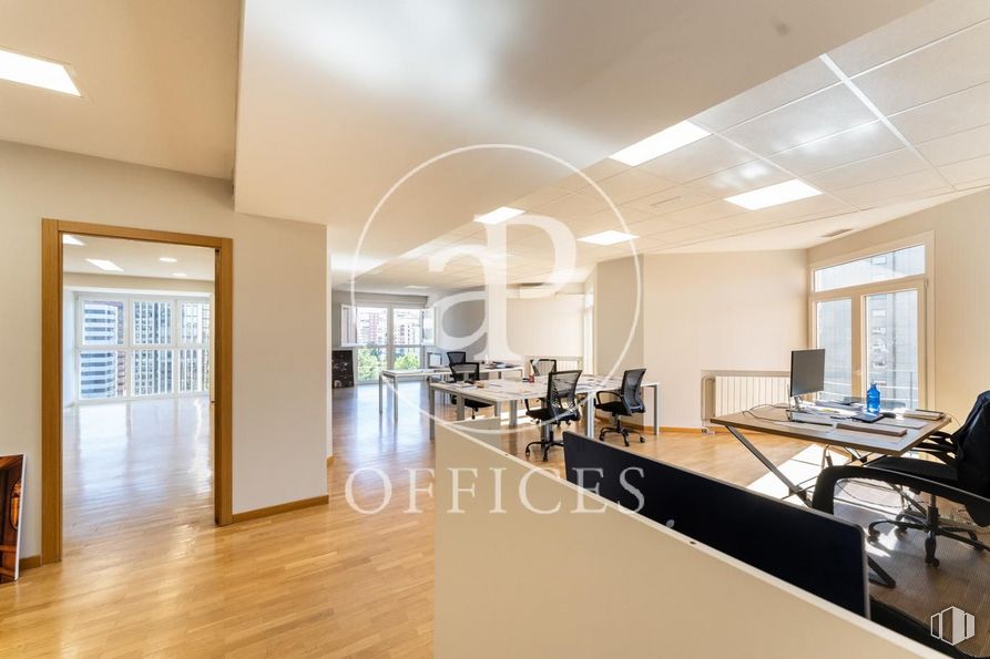 Oficina en venta en Paseo Castellana, Tetuán, Madrid, 28046 con silla, alumbrado, mesa, edificio, ventana, madera, pasillo, accesorio, interiorismo y suelo alrededor