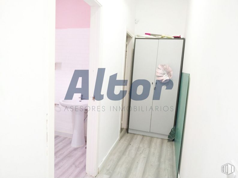 Local en alquiler y venta en Calle Gaztambide, Chamberí, Madrid, 28015 con armario, accesorio, puerta, gas, fuente, vidrio, rectángulo, manija de la puerta, electrodomésticos y aluminio alrededor