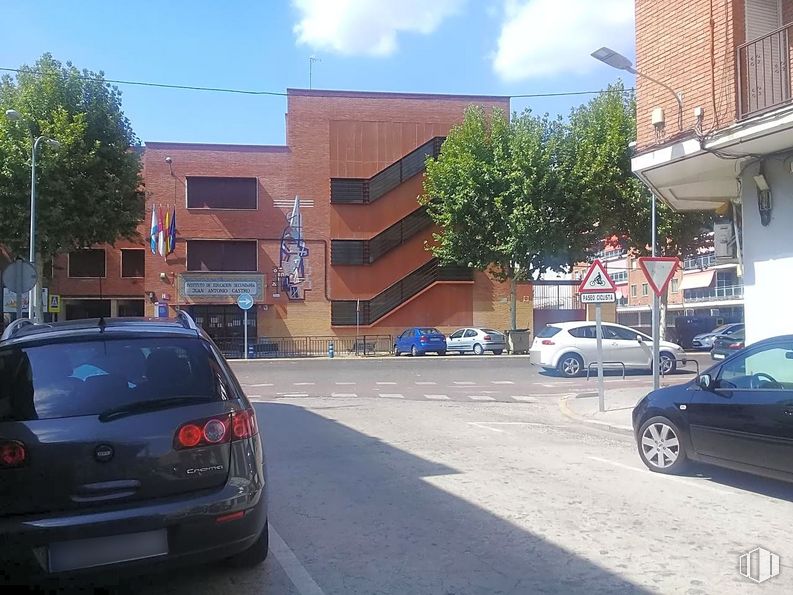 Retail for sale at Zona Francisco Aguirre, Talavera de la Reina, Toledo, 45600 with car, building, tire, automotive parking light, land vehicle, sky, vehicle, wheel, vehicle registration plate and cloud around