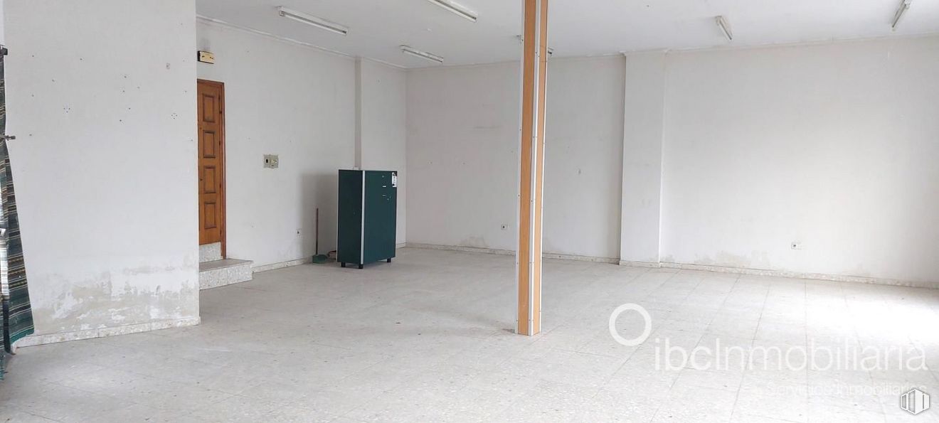 Local en venta en Calle Carmen, Illescas, Toledo, 45200 con puerta, hall, suelo, suelos, madera, techo, accesorio, edificio, hormigón y material compuesto alrededor