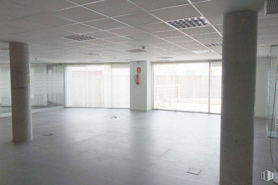 Oficina en venta en Zona Pinar Rozas, Las Rozas de Madrid, Madrid, 28290 con pasillo, edificio, accesorio, piso, suelo, techo, aparcamiento, ciudad, hormigón y material compuesto alrededor