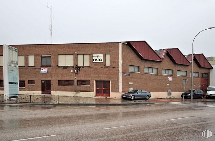 Nave en alquiler en Camino Pozo del Tío Raimundo, 29, Villa de Vallecas, Madrid, 28031 con coche, edificio, luz de la calle, rueda, ventana, neumático, vehículo, cielo, asfalto y zona residencial alrededor