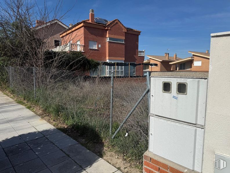 Land for sale at Calle Rosalia de Castro, Arroyomolinos, Madrid, 28939 with house, wall, residential area, neighbourhood, shrub, home, human settlement, composite material, fence and brickwork around