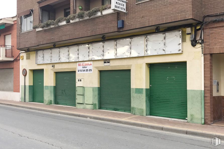 Retail for rent at Calle Arroyada, 10, Sonseca, Toledo, 45100 with building, door, window, fixture, asphalt, neighbourhood, house, road surface, residential area and real estate around