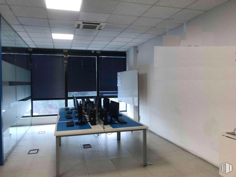 Retail for rent at Zona industrial, Alcobendas, Madrid, 28108 with desk, light fixture, window blind, table, building, automotive design, hall, wood, flooring and ceiling around