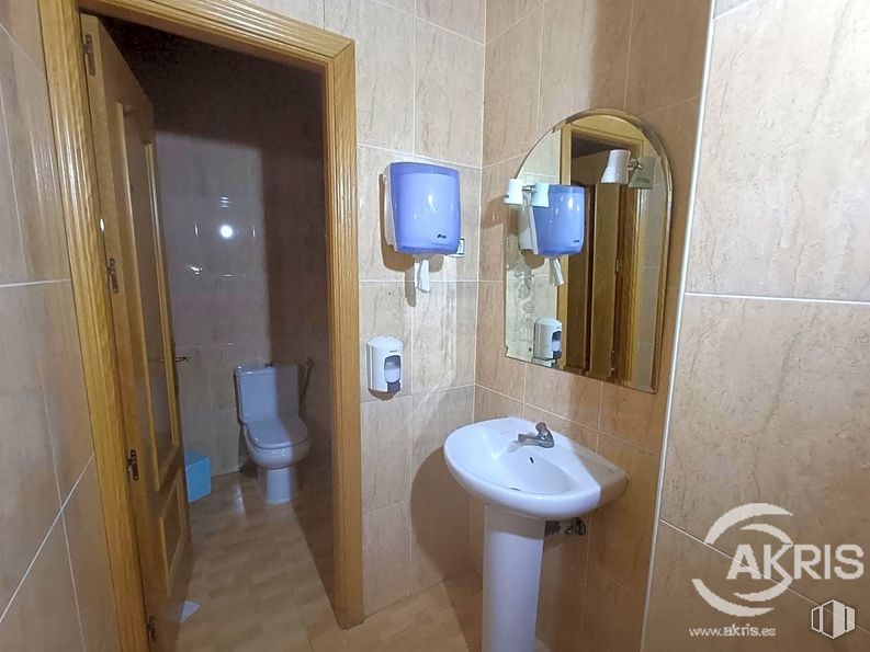 Local en alquiler en Calle Puente, Torrijos, Toledo, 45500 con fregadero, inodoro, espejo, grifo, lavabo, propiedad, accesorios de fontanería, cuarto de baño, morado y madera alrededor