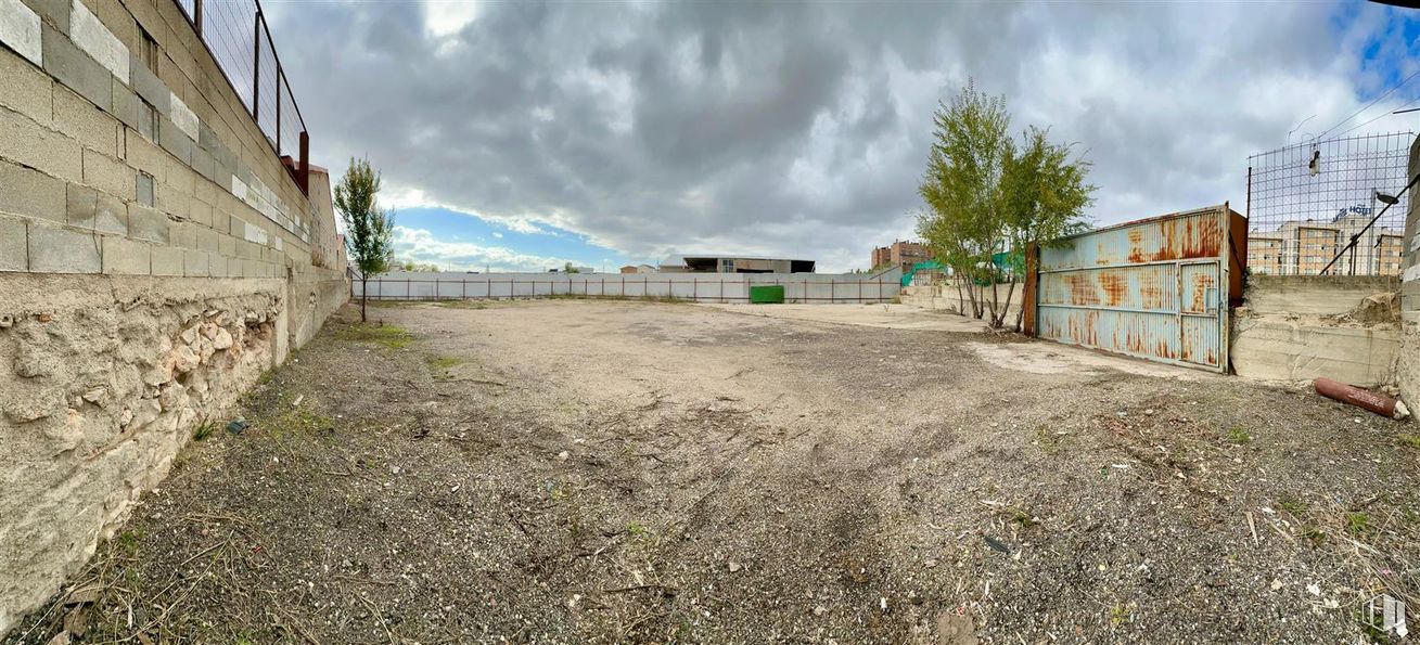 Suelo en alquiler en Calle Bernarda García, 14, Vicálvaro, Madrid, 28052 con nube, cielo, planta, árbol, superficie de la carretera, edificio, lote de terreno, asfalto, hierba y paisaje alrededor