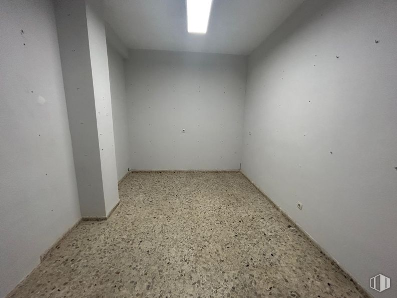 Retail for rent at Avenida Emperatriz Isabel, Carabanchel, Madrid, 28019 with light fixture, lighting, wood, fixture, floor, flooring, hall, concrete, symmetry and ceiling around