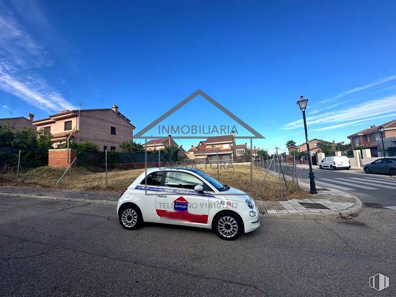 Land for sale at Calle Magnolios, Serranillos del Valle, Madrid, 28979 with car, wheel, tire, sky, cloud, vehicle, window, motor vehicle, automotive tire and plant around