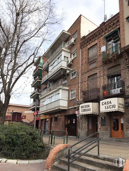 Retail for sale at Calle Plaza Emperatriz, 9, Carabanchel, Madrid, 28044 with building, window, house, sky, plant, tree, urban design, neighbourhood, residential area and condominium around