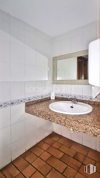 Local en alquiler en Urbanización La Cerca, Collado Villalba, Madrid, 28400 con fregadero, suelos, suelo, interiorismo, accesorios de fontanería, cuarto de baño, lavabo, azulejo, grifo y fontanería alrededor