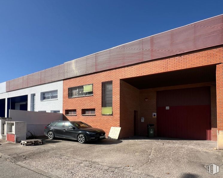 Industrial for sale at Calle Cabo de Tortosa, Arganda del Rey, Madrid, 28500 with car, window, brickwork, parking, brick, garage, car door, garage door, building material and subcompact car around