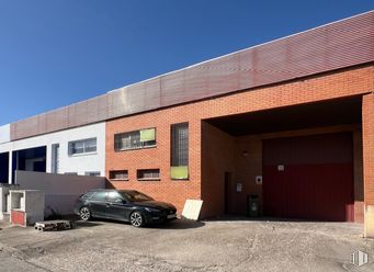 Industrial for sale at Calle Cabo de Tortosa, Arganda del Rey, Madrid, 28500 with car, window, brickwork, parking, brick, garage, car door, garage door, building material and subcompact car around