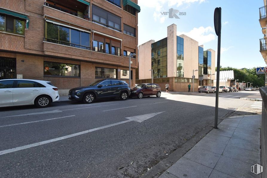 Local en alquiler y venta en Calle Perales, 1, Pinto, Madrid, 28320 con coche, neumático, edificio, rueda, ventana, cielo, vehículo, nube, asfalto y superficie de la carretera alrededor