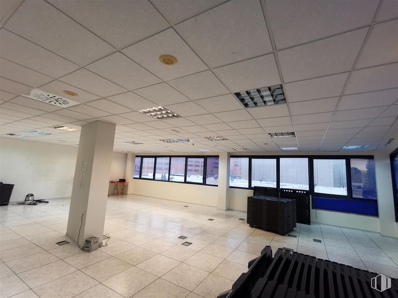 Oficina en alquiler en Calle Cronos, San Blas - Canillejas, Madrid, 28037 con lámpara, edificio, suelo, suelos, hall, ventana, techo, vidrio, evento y accesorio alrededor