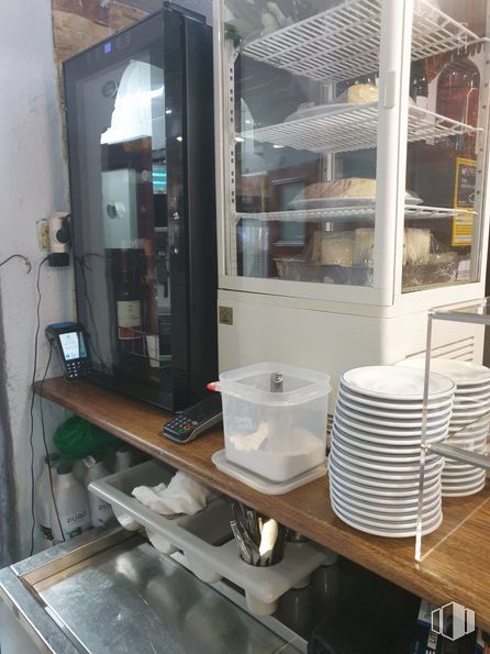 Local en venta en Zona Universidad, Móstoles, Madrid, 28933 con vajilla, lámina, propiedad, estantería, madera, gas, cubiertos, máquina, madera dura y vidrio alrededor