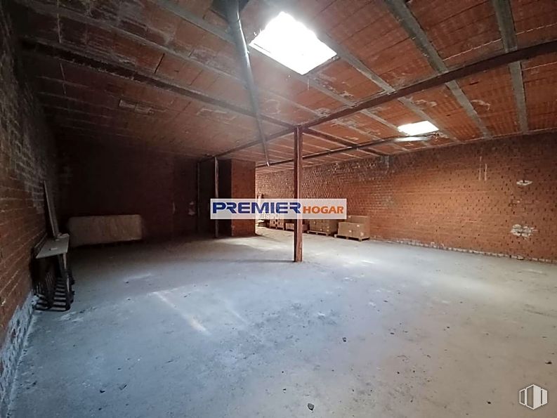 Retail for rent at Calle Illescas, 12, Yuncos, Toledo, 45210 with light fixture, lighting, wood, hall, floor, flooring, ceiling, beam, concrete and space around