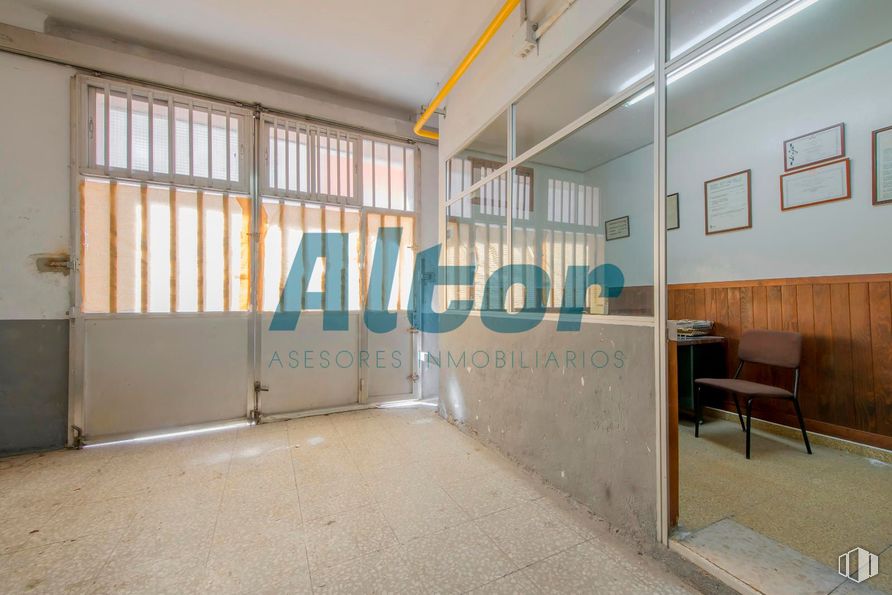 Local en venta en Calle Matilde Landa, Tetuán, Madrid, 28029 con silla, ventana, accesorio, hall, suelo, suelos, inmobiliario, techo, fuente y vidrio alrededor