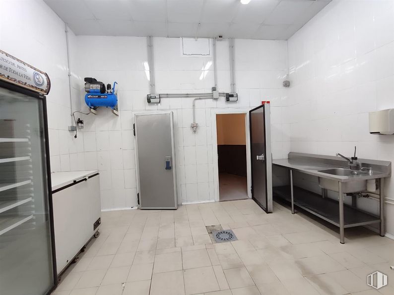 Retail for sale at Calle San Juan Bautista de la Salle, Talavera de la Reina, Toledo, 45600 with kitchen appliance, cabinetry, building, fixture, flooring, floor, handle, door, machine and ceiling around