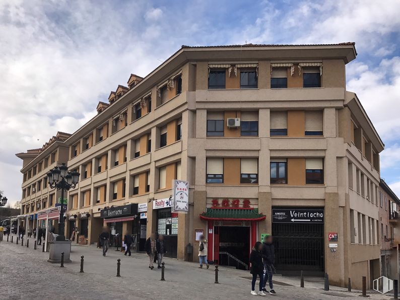 Local en alquiler y venta en Avenida Acueducto, 28, Segovia, 40002 con edificio, persona, nube, cielo, ventana, casa, diseño urbano, área residencial, fachada y condominio alrededor