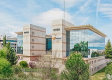 Office for rent at Edificio Sogepima, Avenida Europa, 21, Alcobendas, Madrid, 28108 with building, sky, cloud, plant, tree, urban design, tower block, condominium, city and window around