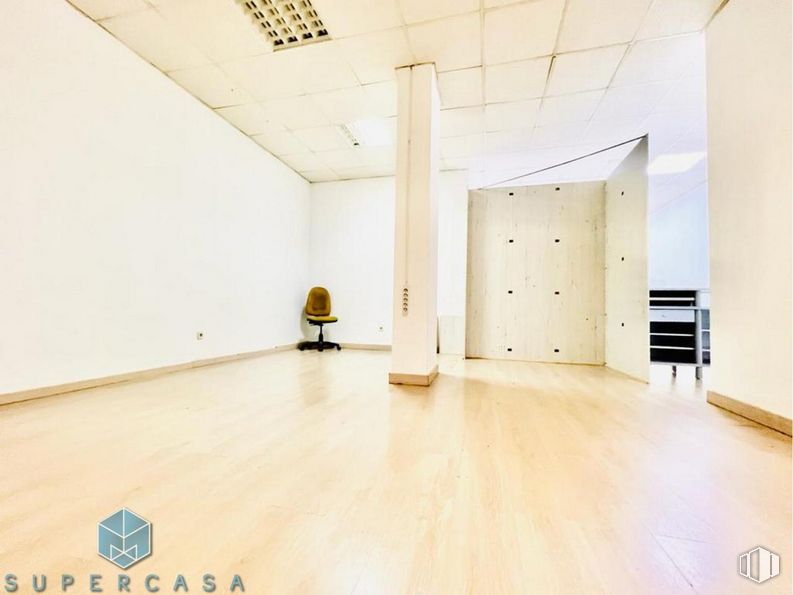 Retail for sale & for rent at Ronda Buenavista, Toledo, 04005 with wood, fixture, hall, flooring, floor, building, art, hardwood, ceiling and laminate flooring around