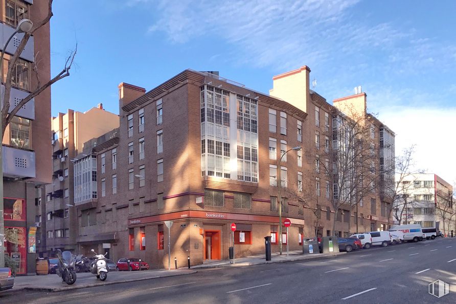 Oficina en alquiler en Calle Orense, 85, Tetuán, Madrid, 28020 con edificio, cielo, tiempo de día, ventana, rueda, coche, nube, infraestructura, diseño urbano y bloque de pisos alrededor