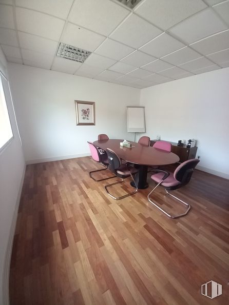 Oficina en alquiler en Calle Tierra de Barros, Coslada, Madrid, 28820 con silla, mesa de cocina y comedor, mesa, madera, hall, interiorismo, suelos, confort, edificio y suelo alrededor