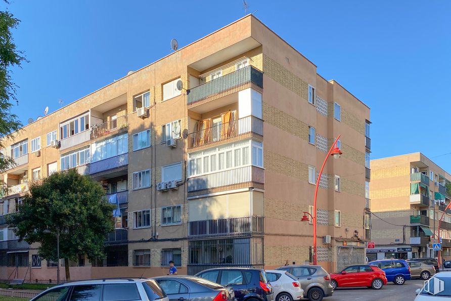 Local en alquiler y venta en Calle Alfonso X El Sabio, 17, Parla, Madrid, 28980 con coche, edificio, rueda, vehículo terrestre, neumático, cielo, día, vehículo, ventana y diseño urbano alrededor