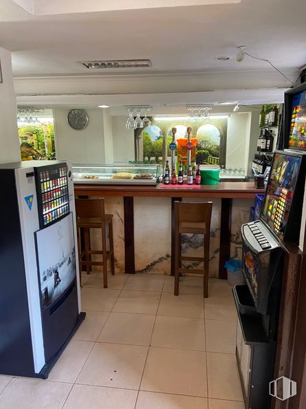 Local en alquiler en Zona Pegaso, San Blas - Canillejas, Madrid, 28022 con silla, refrigerador, mesa, propiedad, interiorismo, suelo, gas, puerta, máquina y techo alrededor