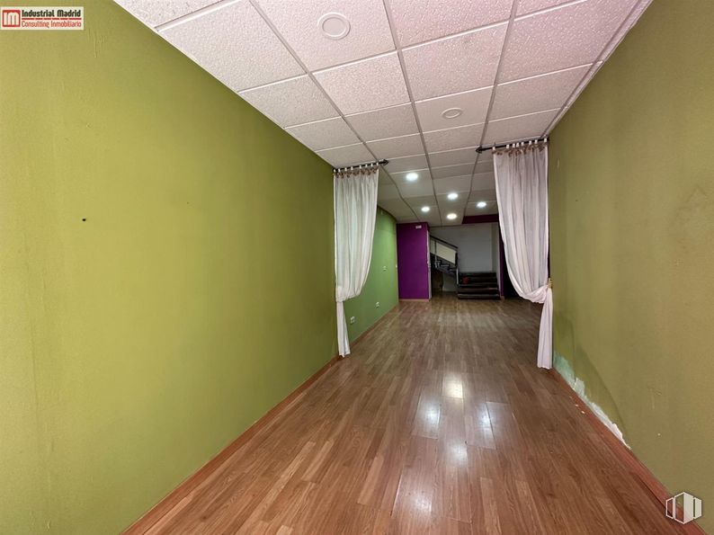 Retail for rent at Calle San Juan, Arganda del Rey, Madrid, 28500 with fixture, building, wood, hall, flooring, paint, hardwood, house, wood stain and ceiling around