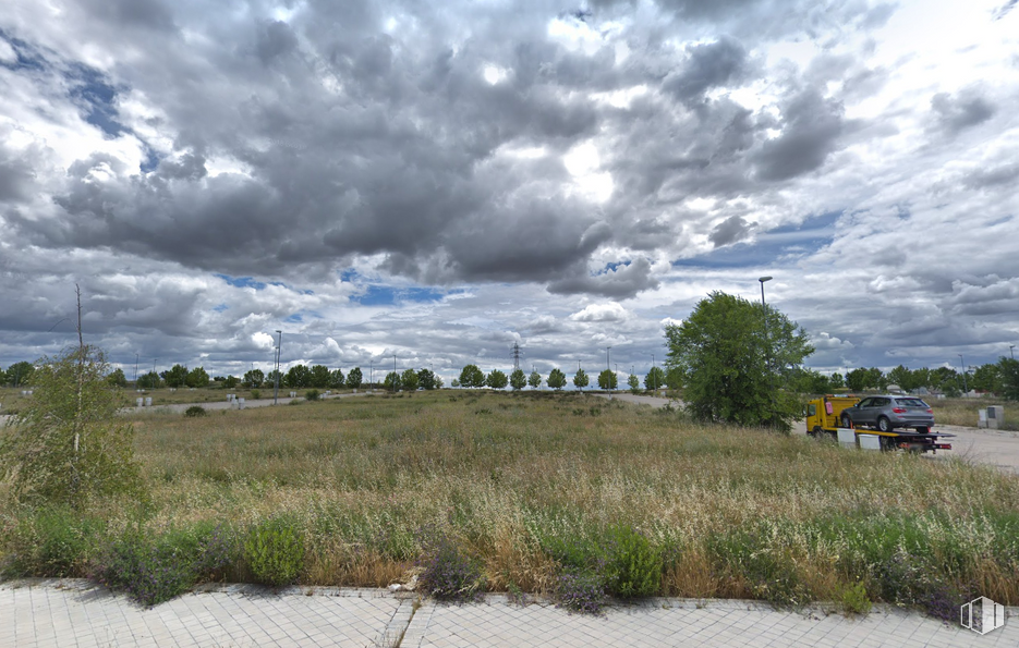 Land for sale at Calle Pedro Martínez de la Rosa, Leganés, Madrid, 28914 with truck, cloud, sky, plant, natural landscape, azure, vehicle, tree, cumulus and woody plant around